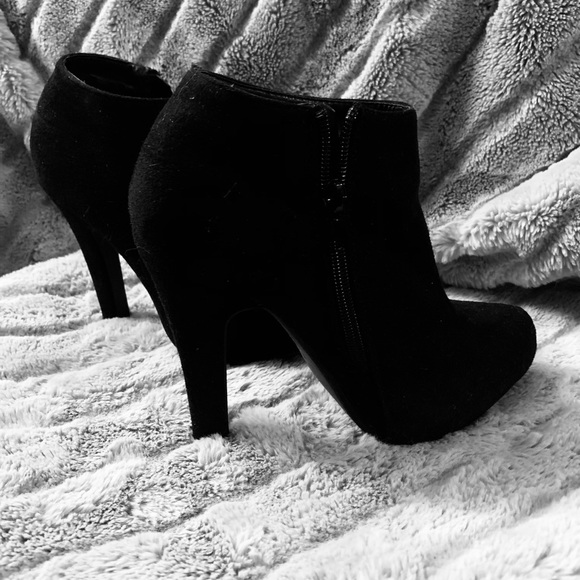 Black Suede Zipper Up Ankle Boots Heels - Picture 9 of 10
